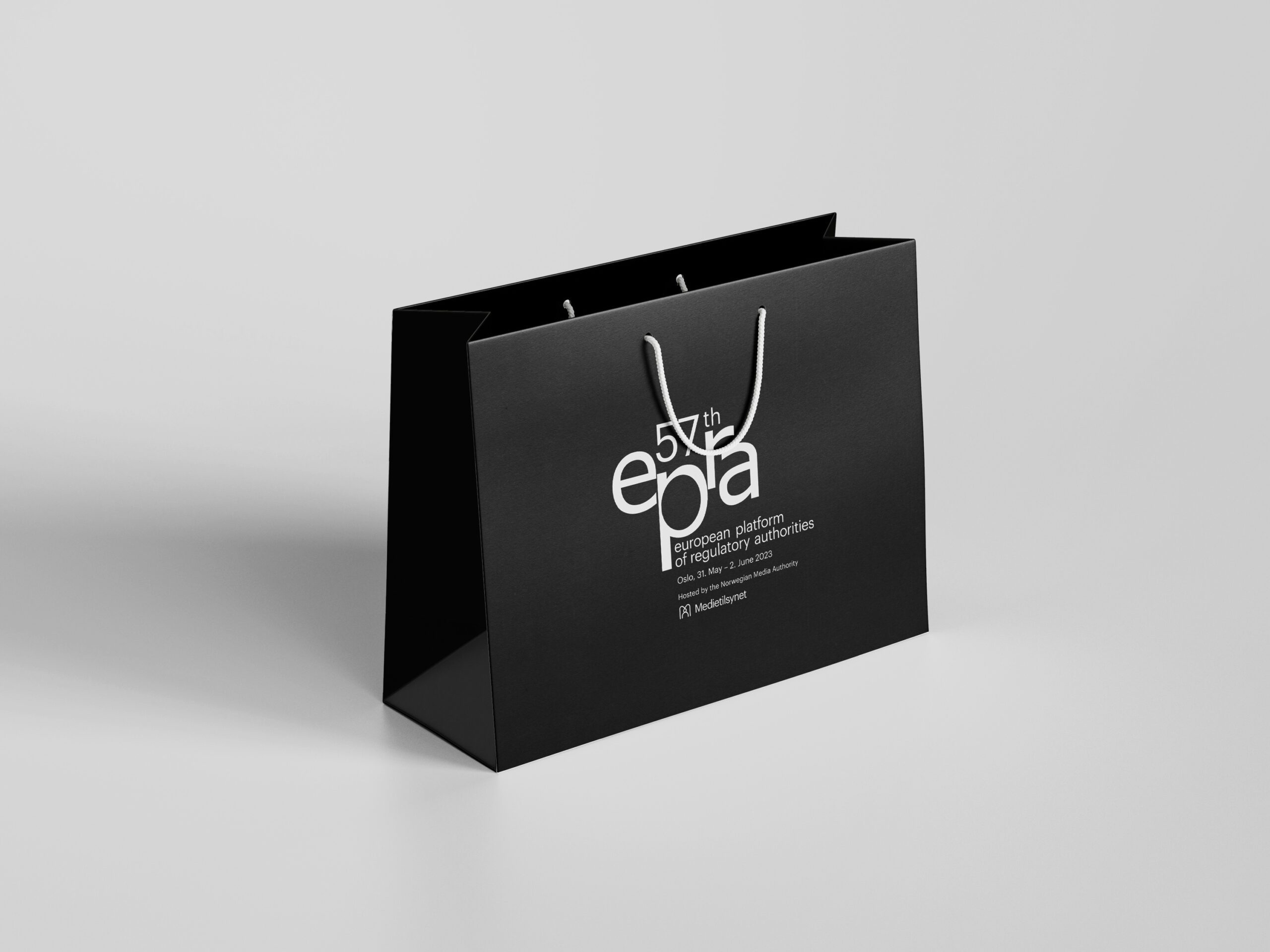 Designprofil på papirpose, designet for Medietilsynets Epra-konferanse